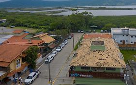 Brisa Ferrugem apenas uma quadra da Praia da Ferrugem e Bar do Zado